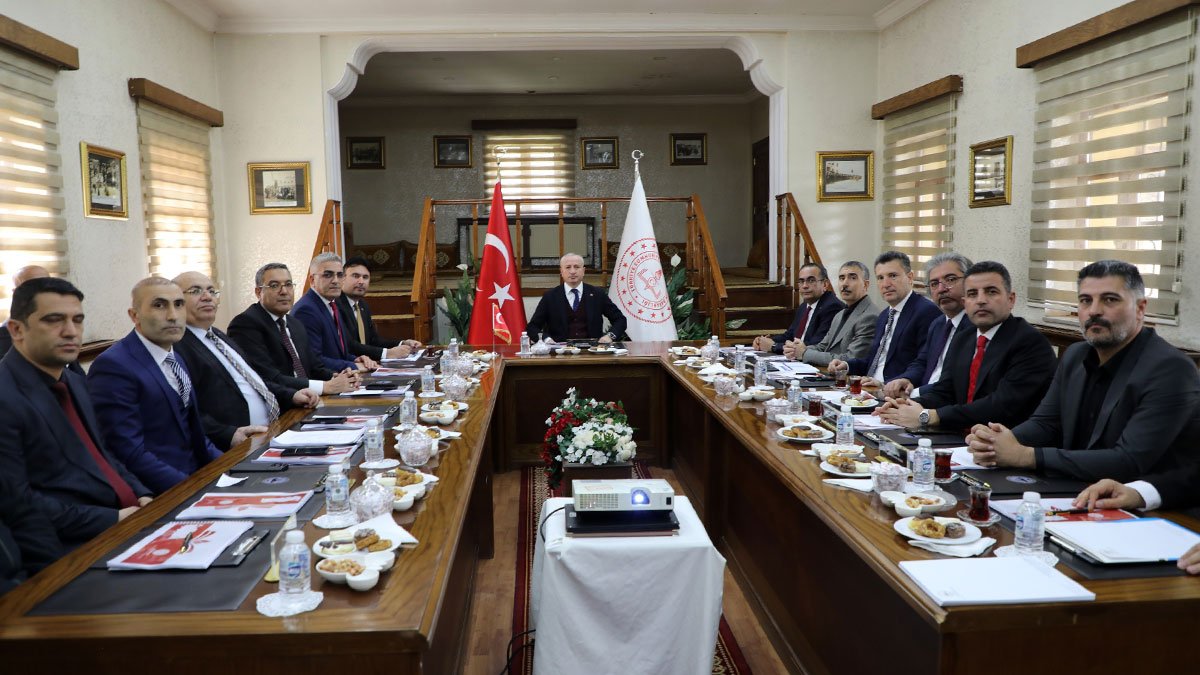 Ağrı Milli Eğitim Müdürü Kökrek, Doğubayazıt’ta okul yöneticileri ve öğretmenlerle eğitim gündemini değerlendirdi