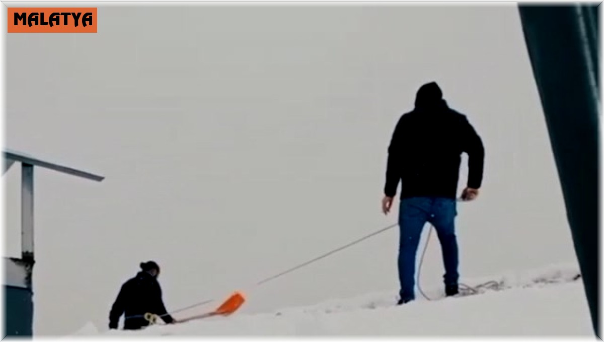 14 katlı binada tehlikeli kar temizliği