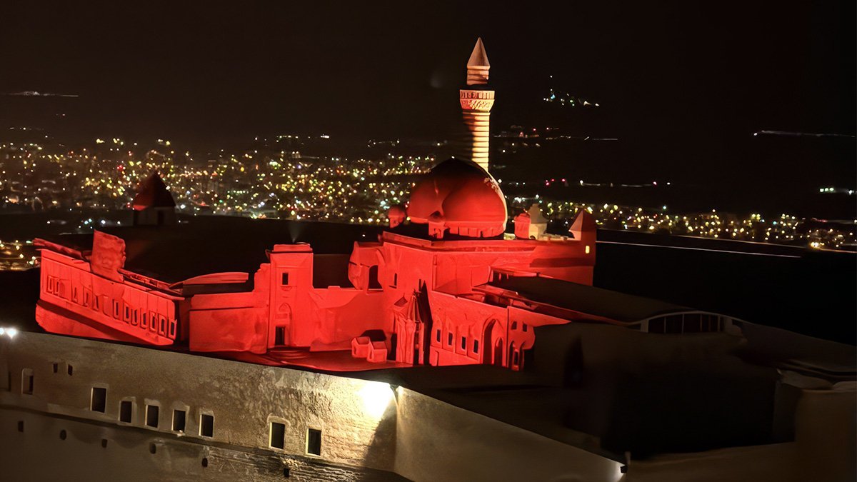 14 Mart Tıp Bayramı’nda İshak Paşa Sarayı kırmızıya büründü
