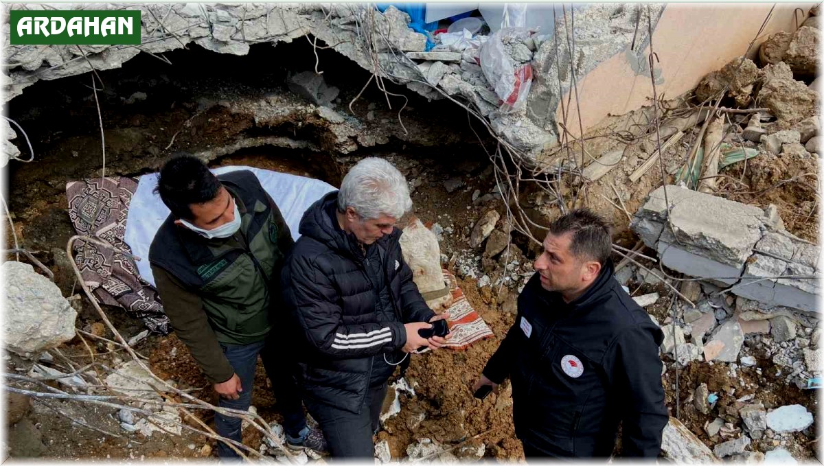 15 gün boyunca enkazın altında kalan 'Asi' kurtarıldı