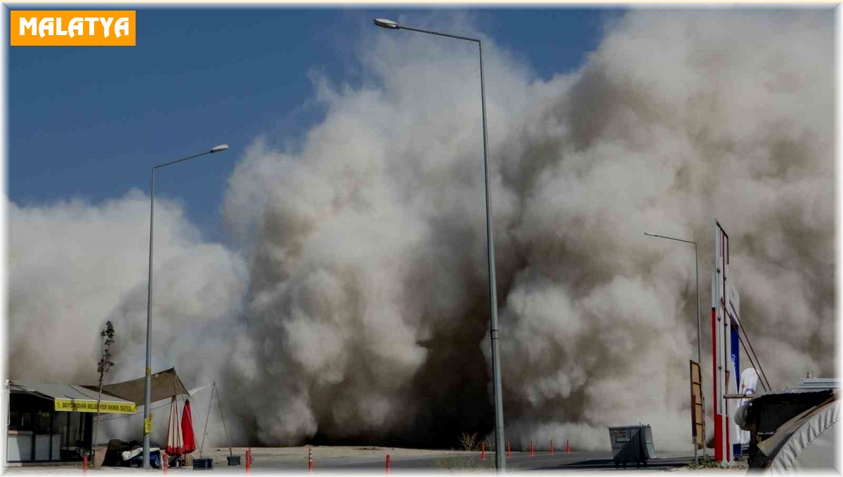 15 katlı bina saniyeler içinde patlayıcı ile yerle bir oldu
