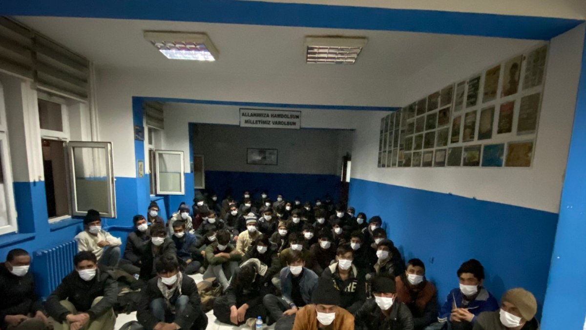 15 kişilik minibüsten 68 düzensiz göçmen çıktı