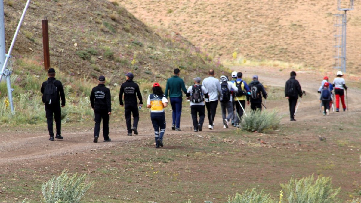 15 Temmuz Demokrasi Şehitlerini anmak için 2 bin 810 metre yüksekliğe tırmandılar