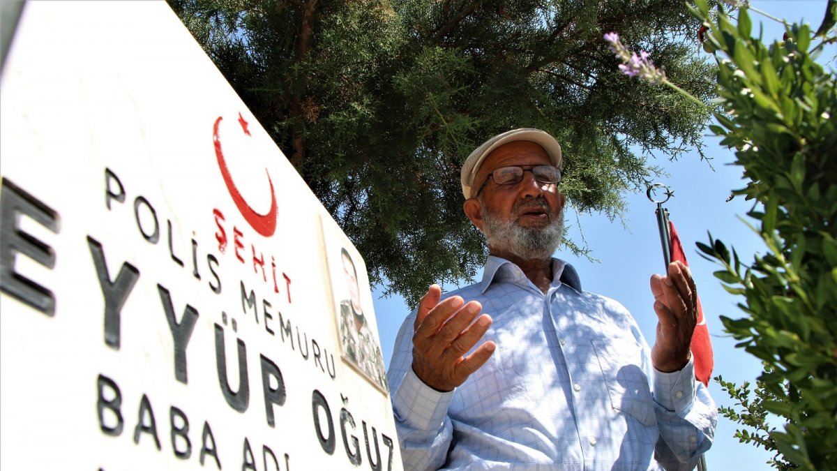 15 Temmuz şehidinin babası: "Önce inançları sömürüyor, ardından kendi emellerini gerçekleştirmeye çalışıyorlar, FETÖ de öyle yaptı"