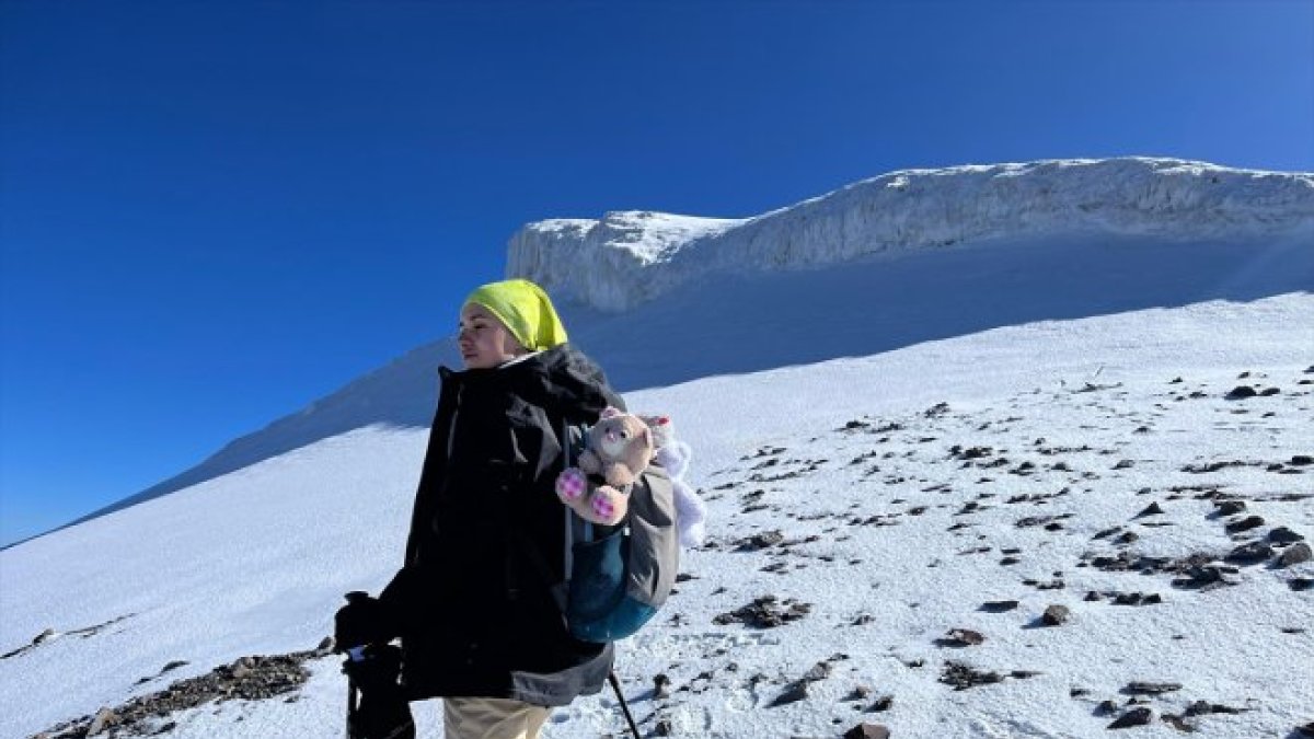 15 yaşındaki Meryem Erkuş, kardeşlerini temsil eden ayıcıklarla Ağrı Dağı'nın zirvesine çıktı