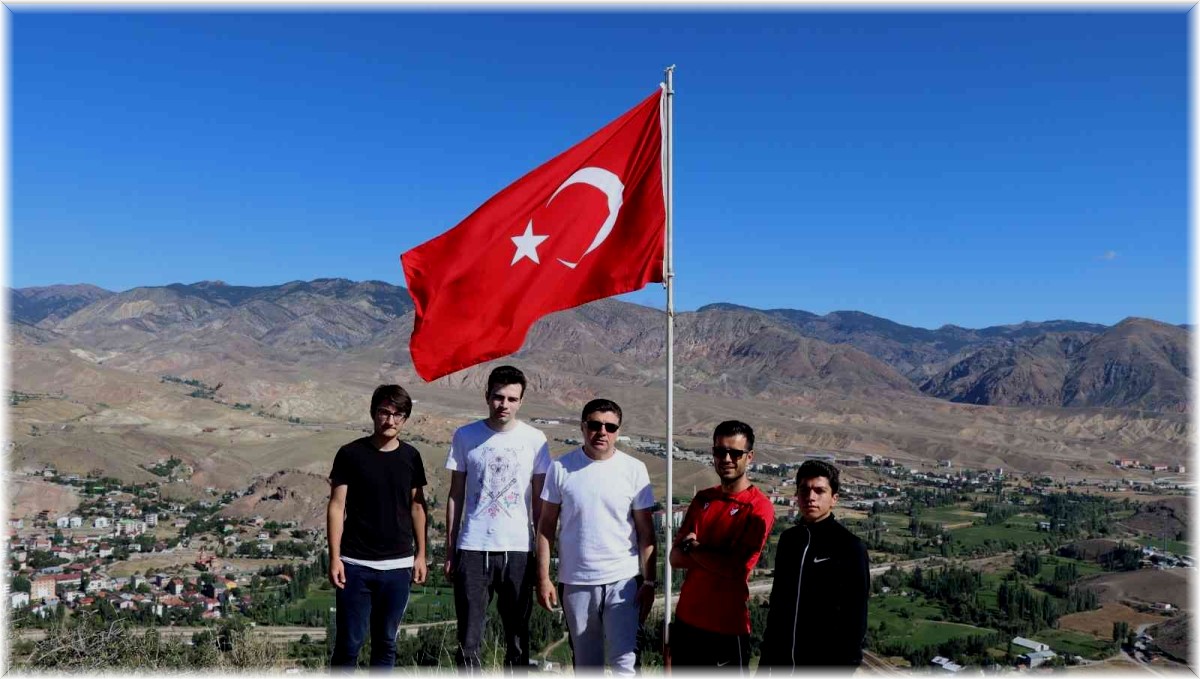 1500 rakımlı dağa tırmanıp, yıpranan Türk bayrağını değiştirdiler