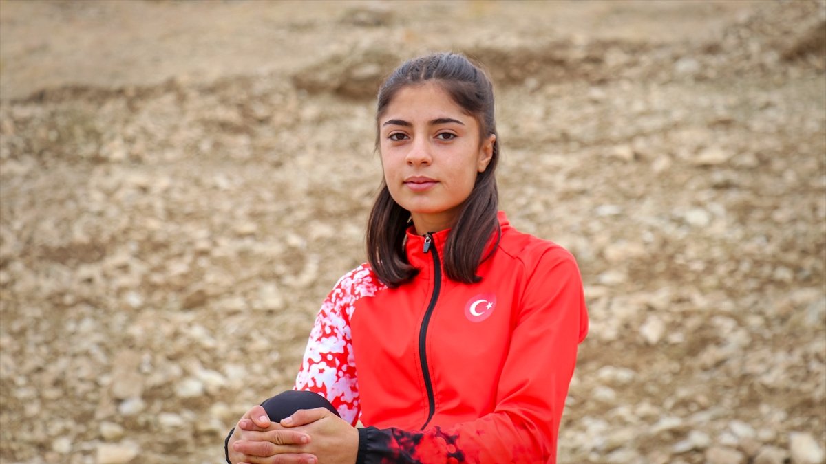 16 yaşındaki milli atlet, Van'ın yüksek rakımlı tepelerinde olimpiyat hedefiyle çalışıyor