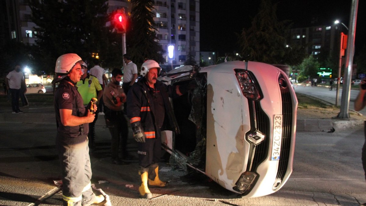 16 yaşındaki sürücü kaza yaptı, kaçarken yakalandı