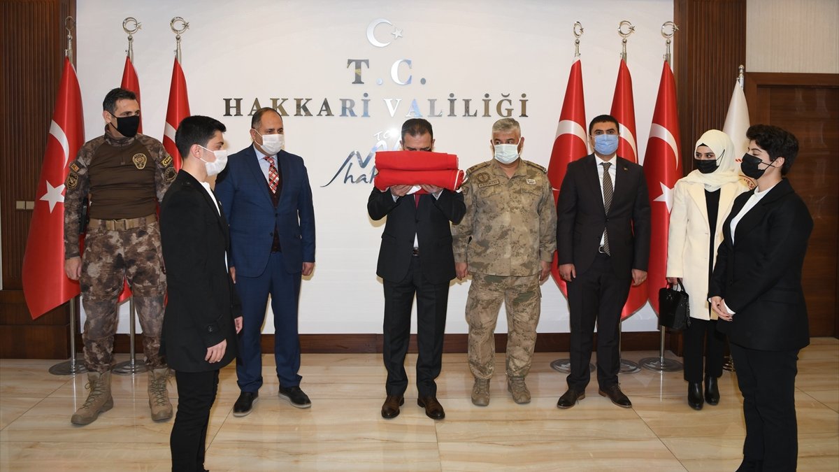 18 Mart'ta Çanakkale'de göndere çekilecek ay yıldızlı bayrak Hakkari'ye ulaştı