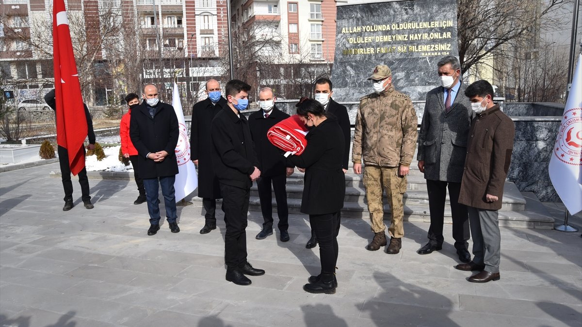 18 Mart'ta Çanakkale'de göndere çekilecek ay yıldızlı bayrak Kars'a ulaştı