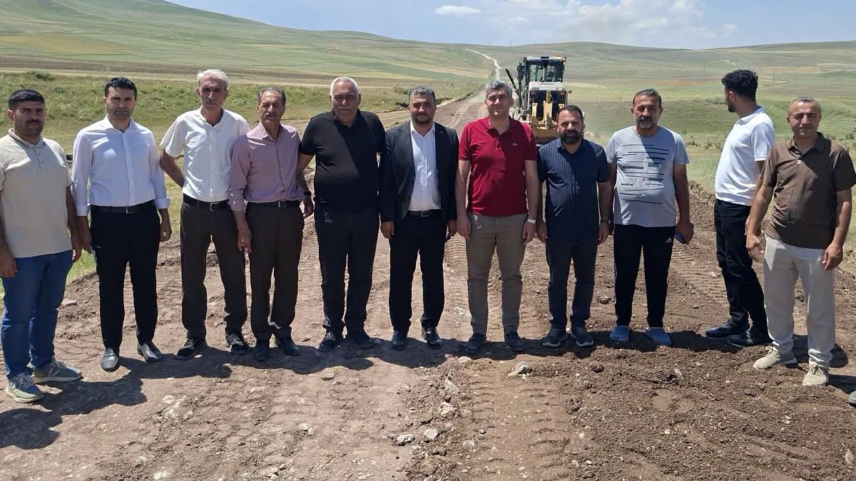 Diyadin'de Atayolu ve Aşağı Kardeşli Yollarında Reglaj Çalışması