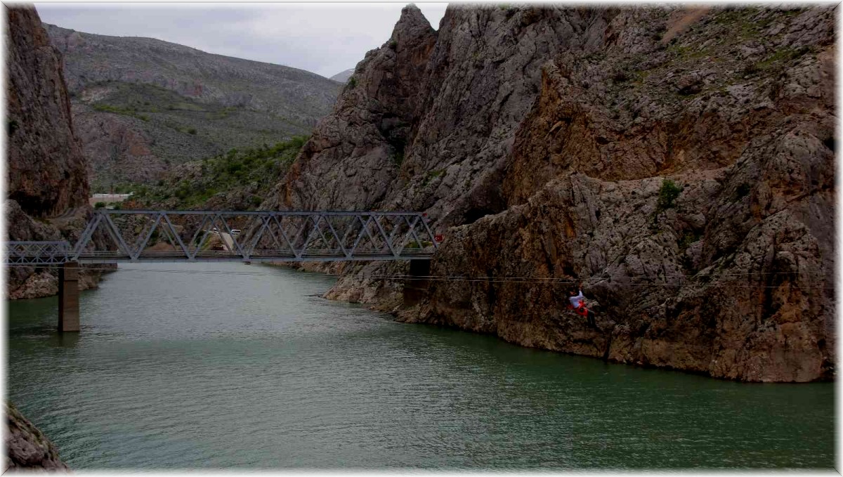 1897'li yıllarda kanyonlardan geçmek için icat edilen ve günümüzde eğlence sektöründe hızla gelişen zipline, Kemaliye'de ilgi görüyor