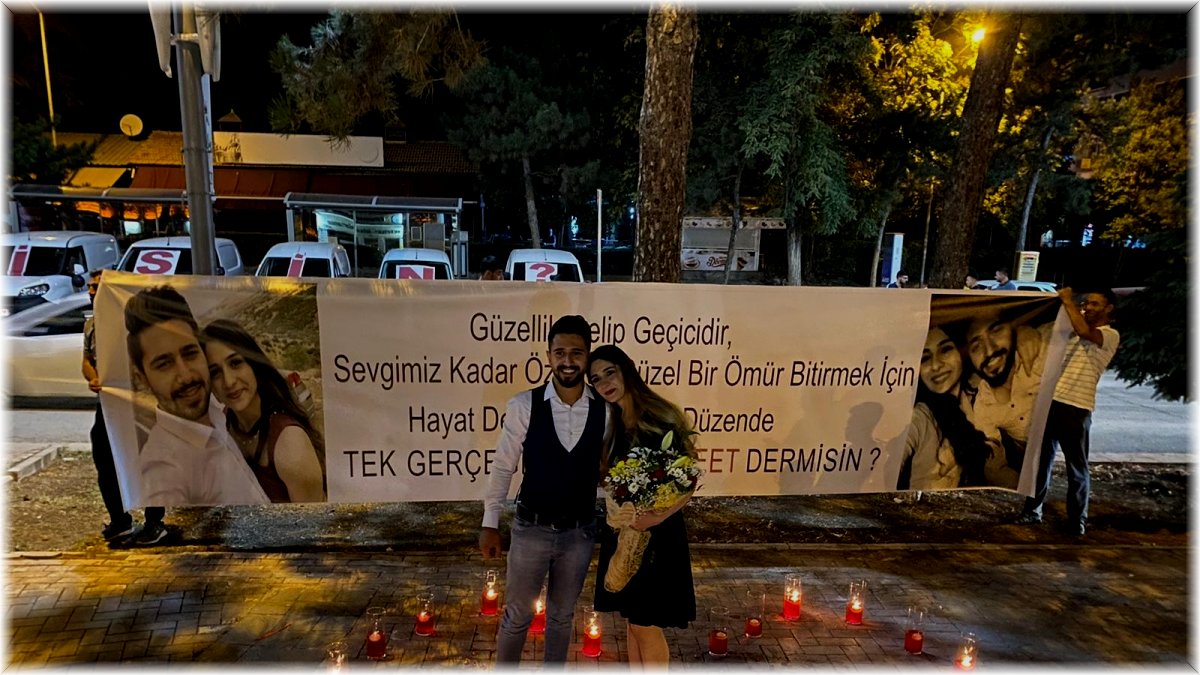 19 aracı bir araya getirip kız arkadaşına evlilik teklifinde bulundu