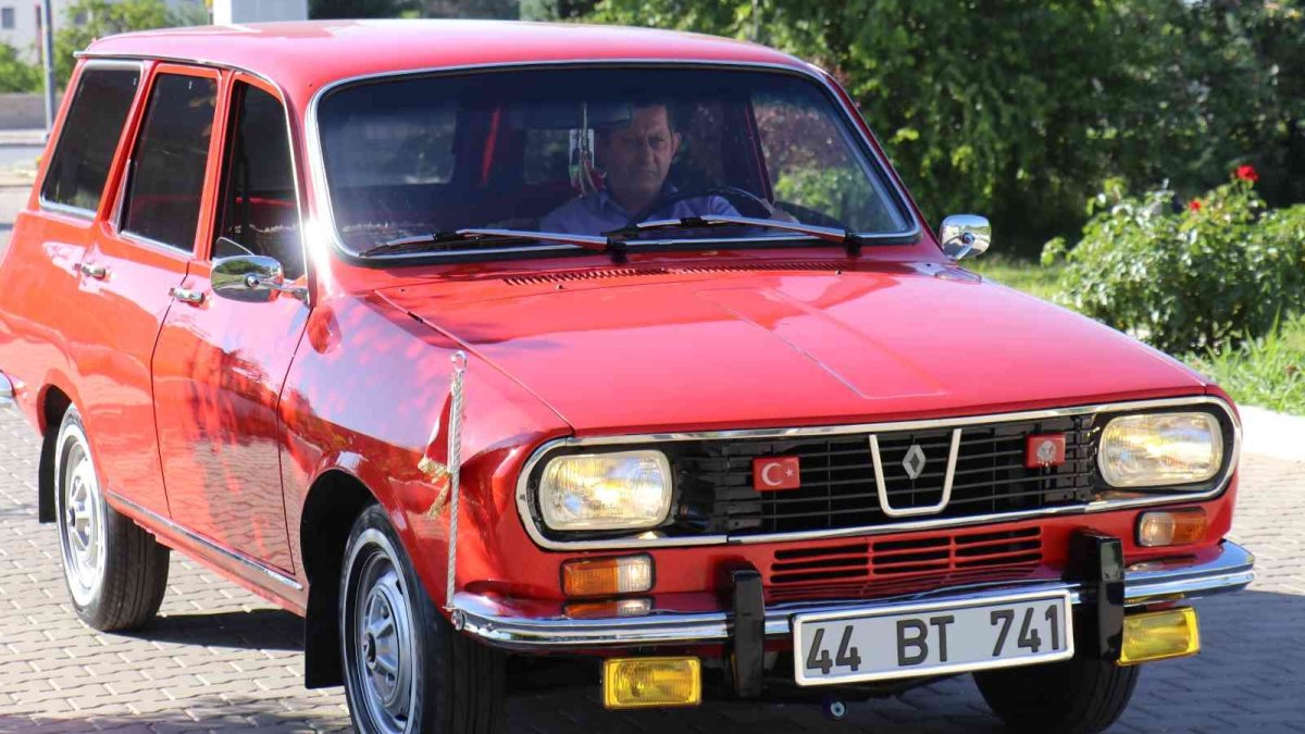1975 model otomobiline çocuğu gibi bakıyor