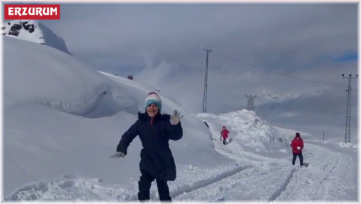 2 bin 400 rakımda kar vatandaşı esir alıyor