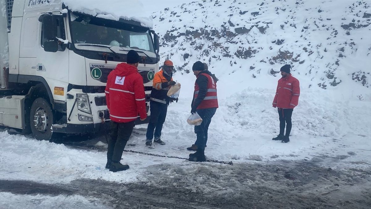 2 bin 400 rakımda ulaşım normale döndü: Mahsur kalan tırlar kurtarıldı