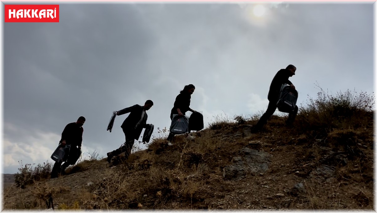2 bin rakımda yürüyerek öğrencilere okul çantası ulaştırdılar