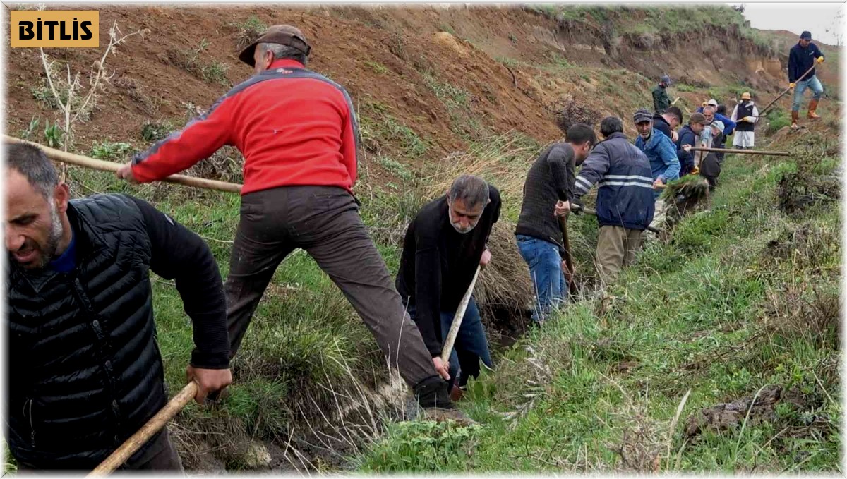 2 kilometrelik su kanalı imece usulüyle temizlendi