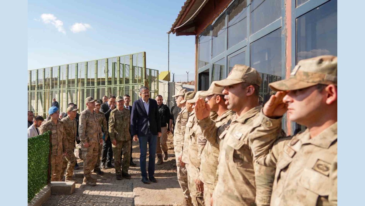 2. Ordu Komutanı Korgeneral Topaloğlu sınırdaki üs bölgelerini ziyaret etti