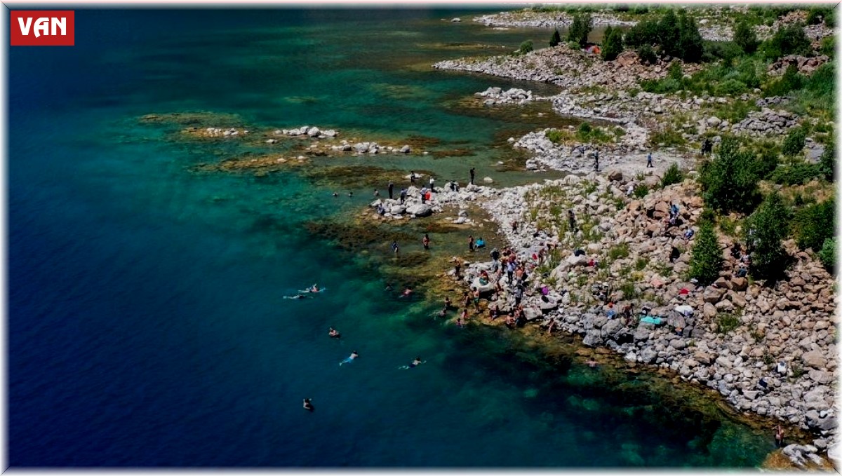 2. Van Denizi Yüzme Festivali, Nemrut Krater Gölü'nde yüzme etkinliğiyle sürüyor