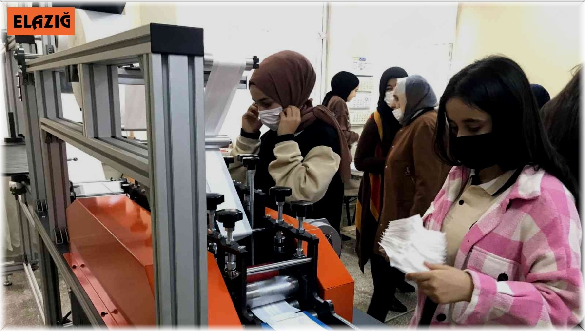 2 yılda 2 milyon maske üreterek 400 bin lira ciro yapan öğrenci ve öğretmenlerin hedefi 1 milyon TL