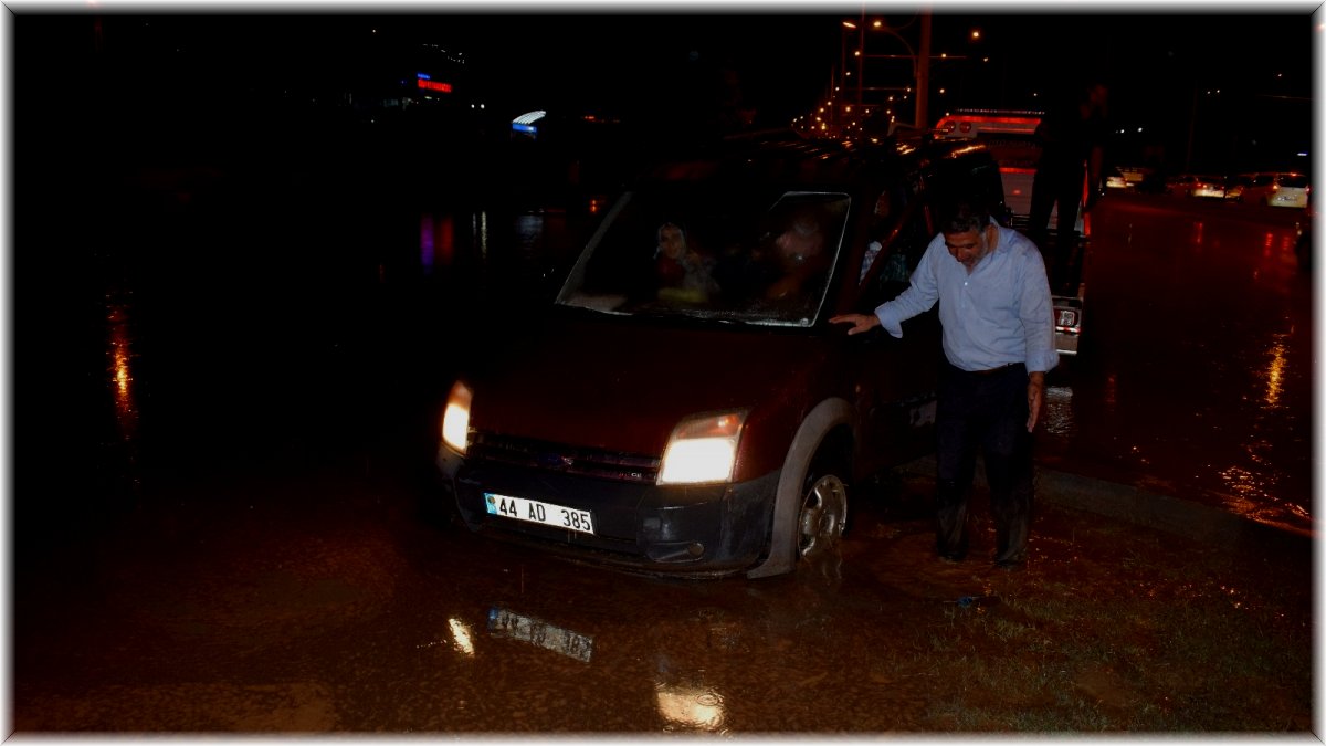 20 dakikalık sağanak yağış Malatya'yı felç etti