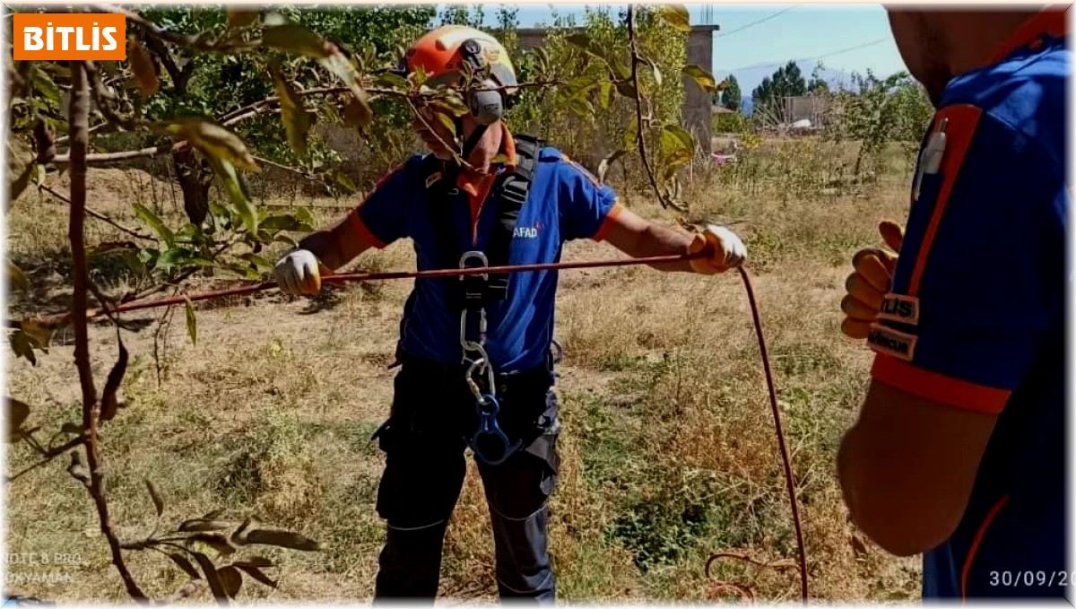 20 metrelik kuyuya düşen kediyi AFAD ekibi kurtardı