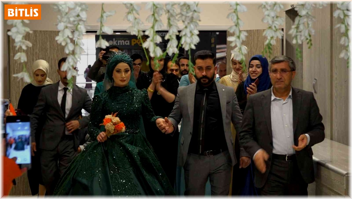 20 yıllık müzisyen kendi nişanında mikrofonu elinden bırakmadı