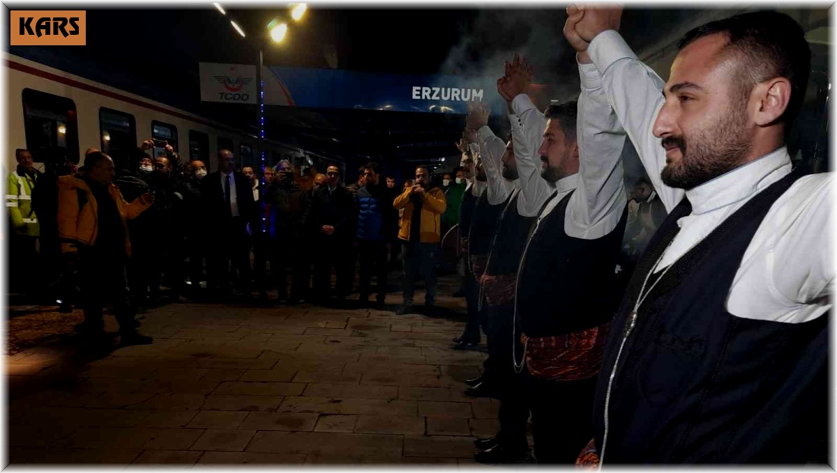 21 ay sonra yeniden sefere başlayan Turistik Doğu Ekspresi coşkuyla karşılandı