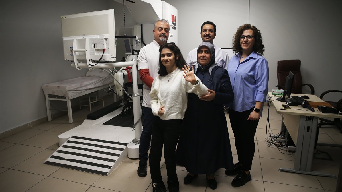 21 yıldır yürüyemeyen Hanım Nur'un yeniden "ilk adım" mutluluğu