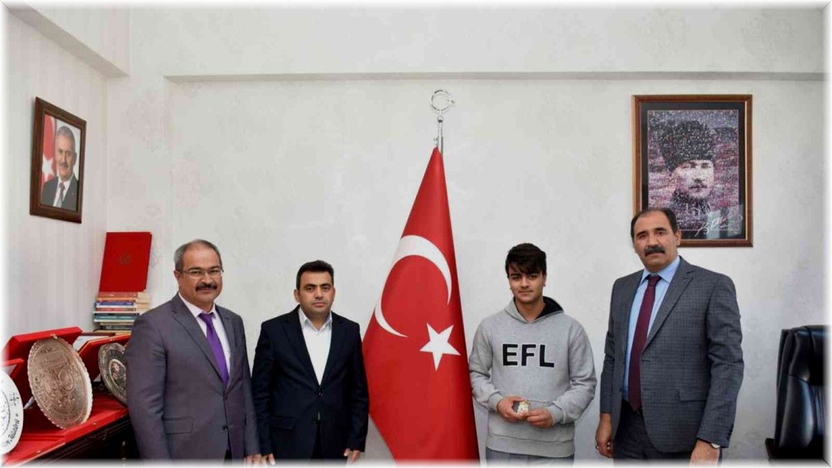 212 proje arasından mansiyon ödülü alan Erzincanlı öğrenci ödüllendirildi