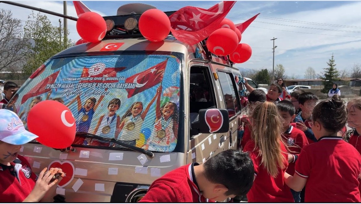 23 Nisan'da çocuklara kek dolu araçla tatlı sürpriz yapıldı