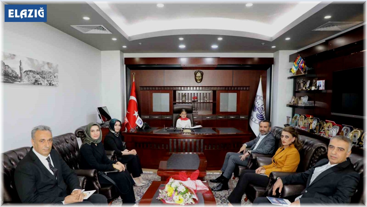 23 Nisanda başkanlık koltuğuna minik Tutar oturdu, talimatını verdi