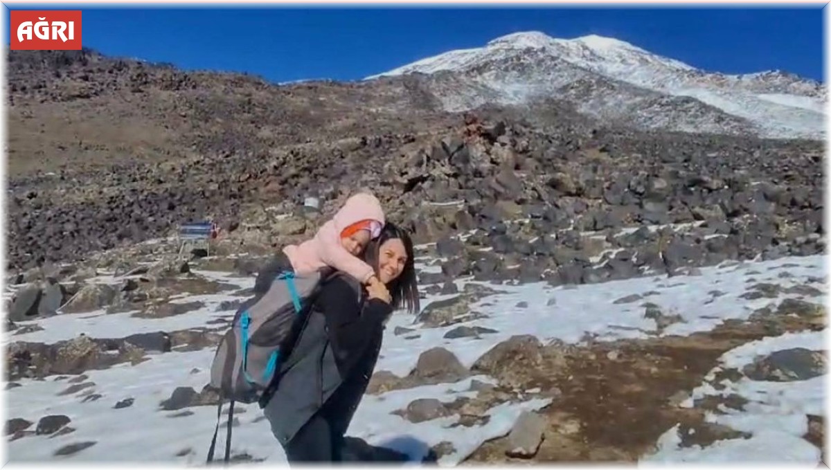 2,5 yaşındaki Nisa, annesinin sırtında Ağrı Dağı zirvesine çıktı