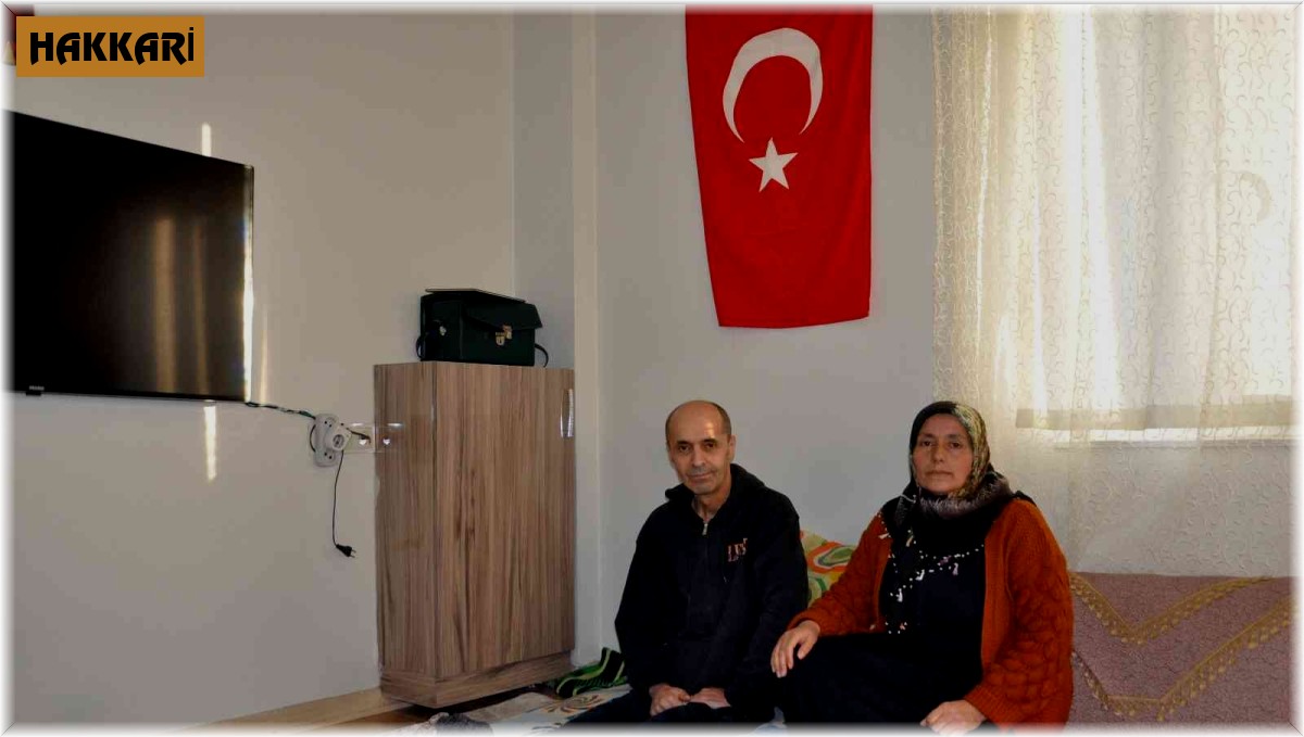 25 yıl önce çıkan çatışmada yaralanarak ferç olan gazi eşine çocuk gibi bakıyor