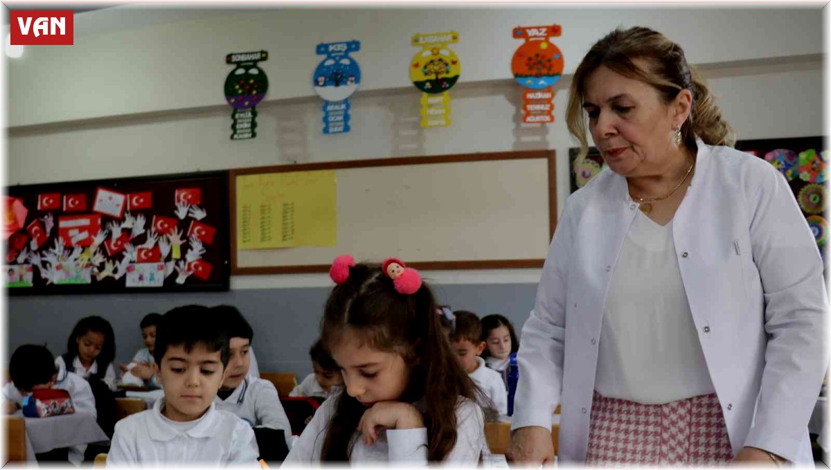 26 yıldır aynı okulda ilk günkü aşk ve heyecanla öğrenci yetiştiriyor