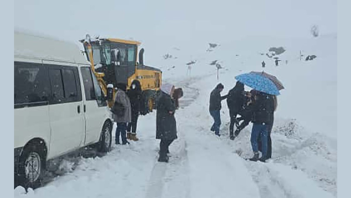 2600 rakımlı bölgede karda mahsur kalan yolcuları belediye ekibi kurtardı