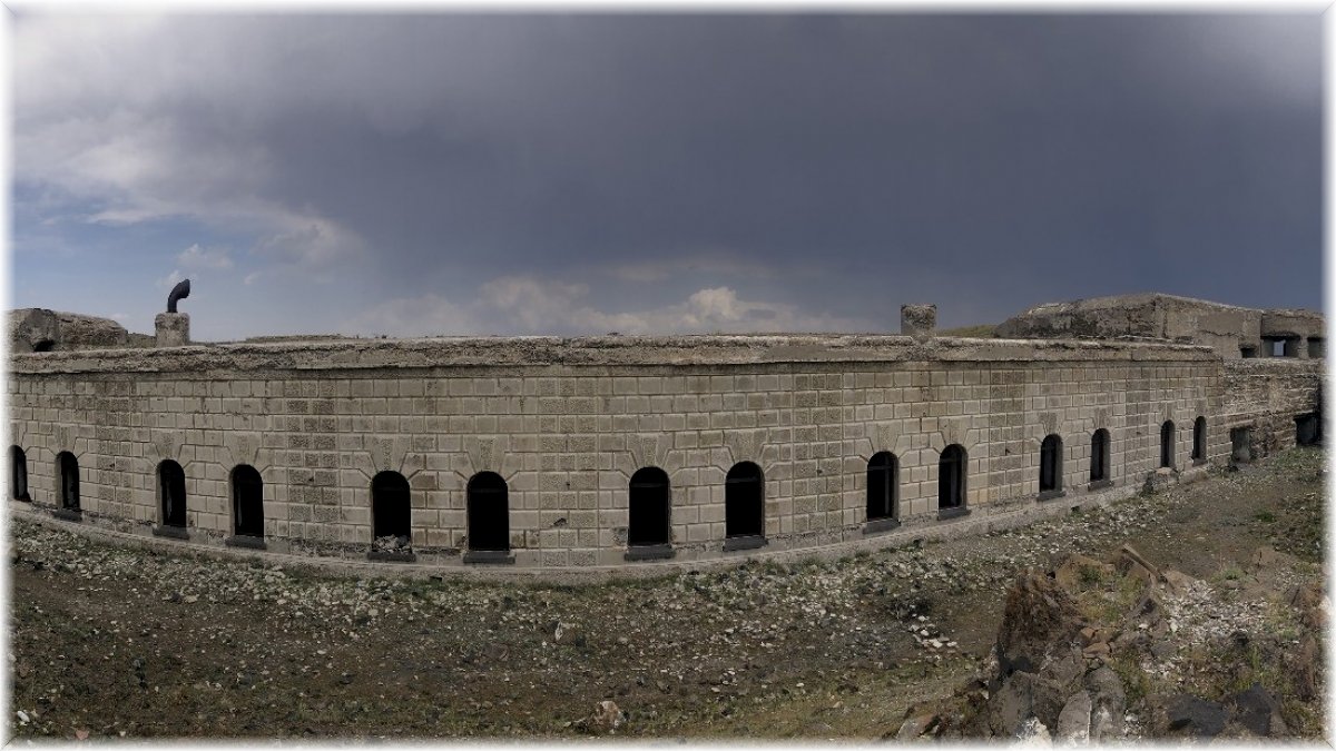 271 yıllık tabyanın betonlarını kestiler