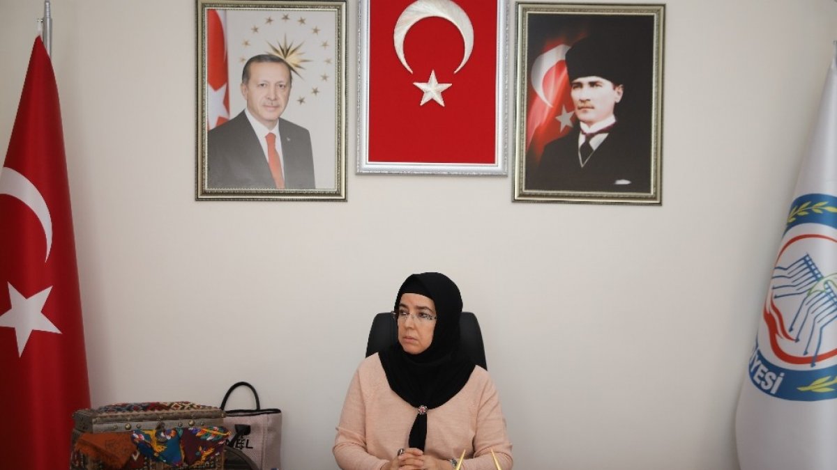 28 Şubat mağduru, Türkiye'nin ilk başörtülü başkanı, iki dönemdir hizmet ediyor