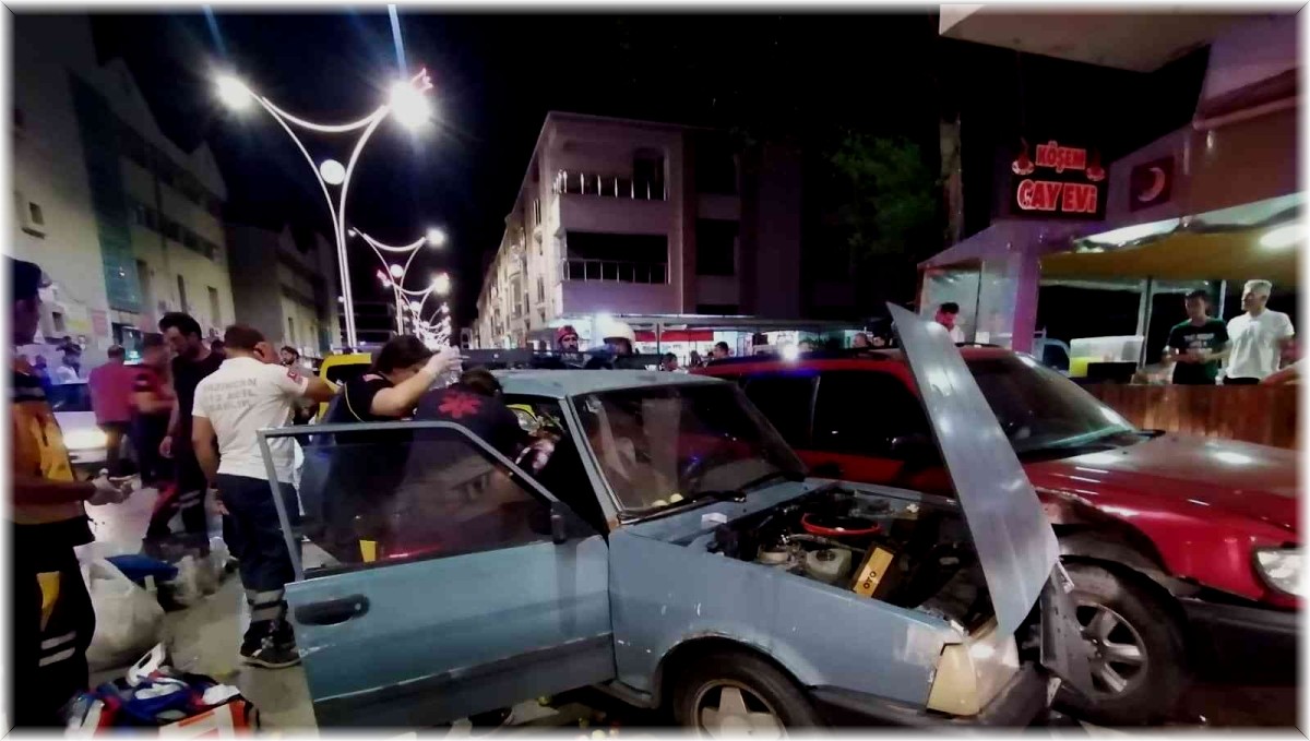 3 aracın karıştığı kazada otomobilde sıkışan sürücüyü ekipler kurtardı