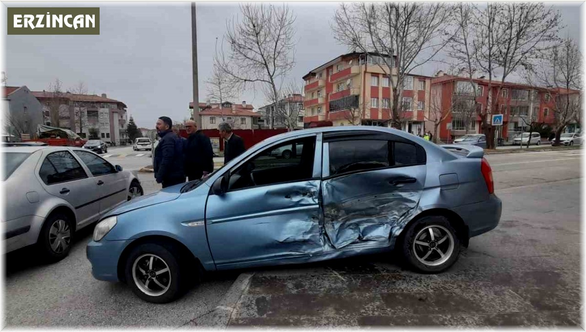 3 araçlı trafik kazası: 1 yaralı