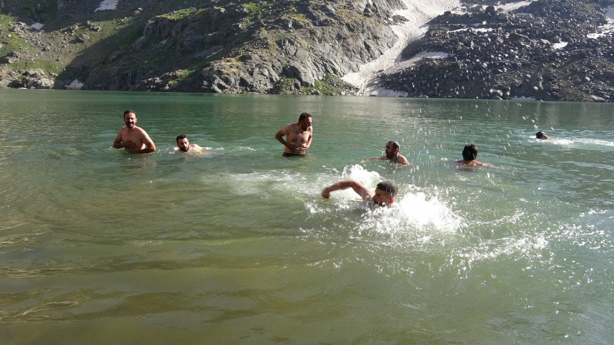 3 bin 500 rakımda yüzme keyfi