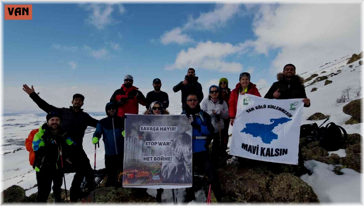 3 bin rakımlı Esrük Dağı zirvesinde "Savaşa Hayır" çağrısı