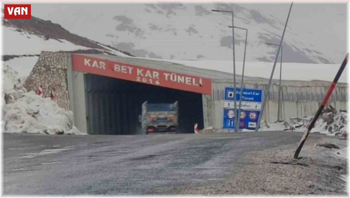 3 bin rakımlı Karabet Geçidi'nde kar etkili oluyor