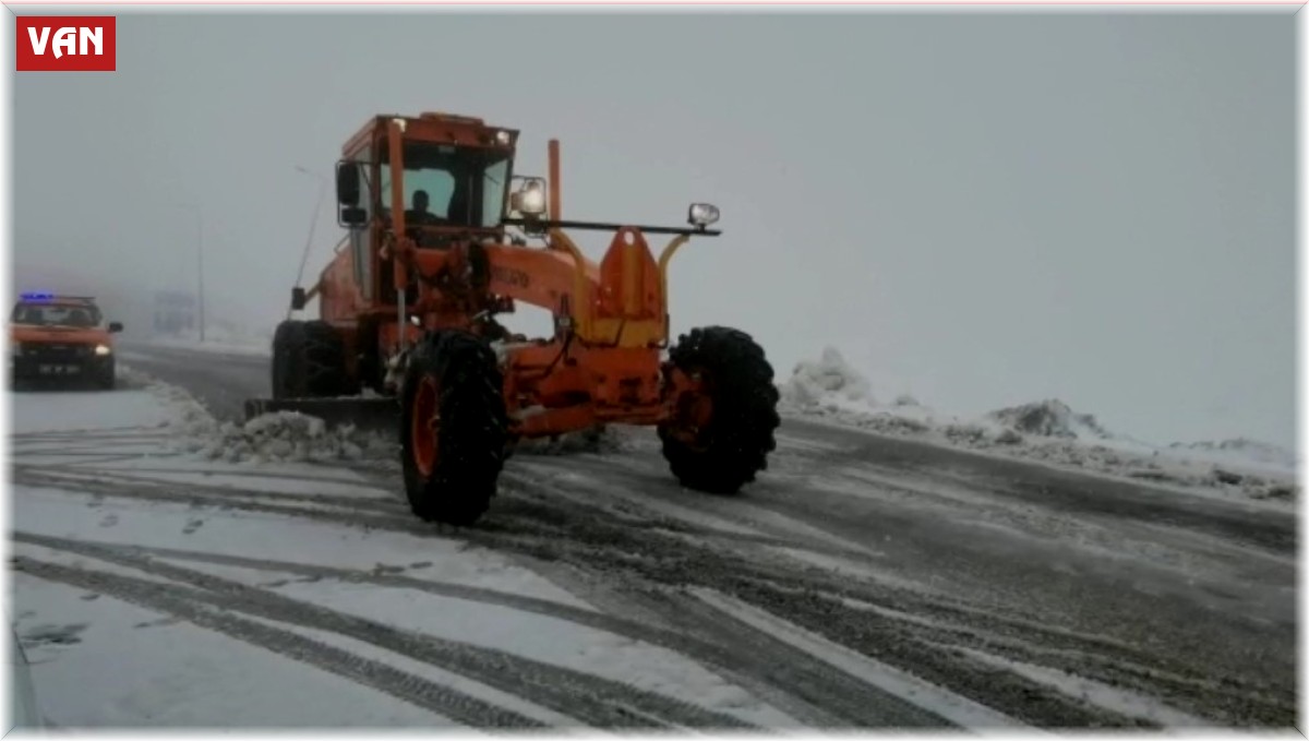 3 bin rakımlı Karabet Geçidi'nde kar etkili oluyor
