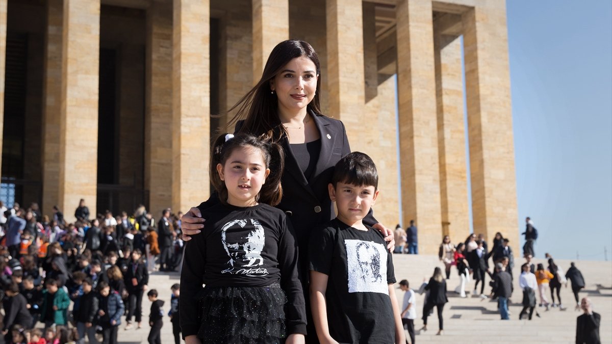 3 bin Uğurlu öğrenciden Ata'ya ziyaret