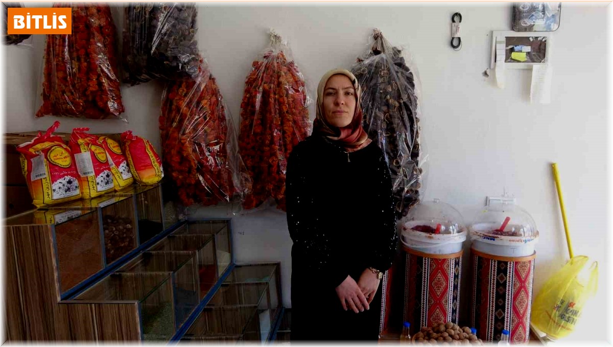 3 çocuk annesi kadın yöresel ürünler satarak aile ekonomisine katkıda bulunuyor