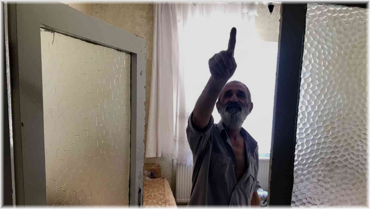 3 gündür odada mahsur kalan yaşlı adamın imdadına önce komşusu sonra ekipler yetişti