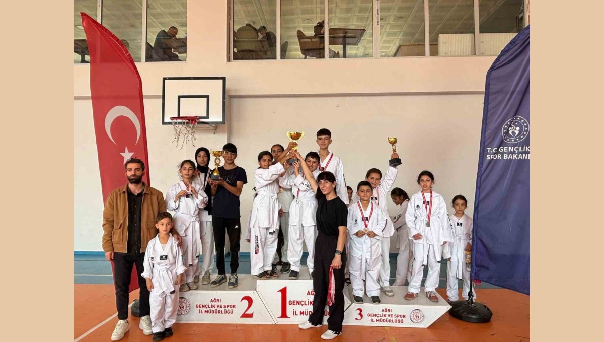 3 Kategori, Büyük Heyecan: Patnos'ta Minikler Cumhuriyet İçin Tatamiye Çıktı