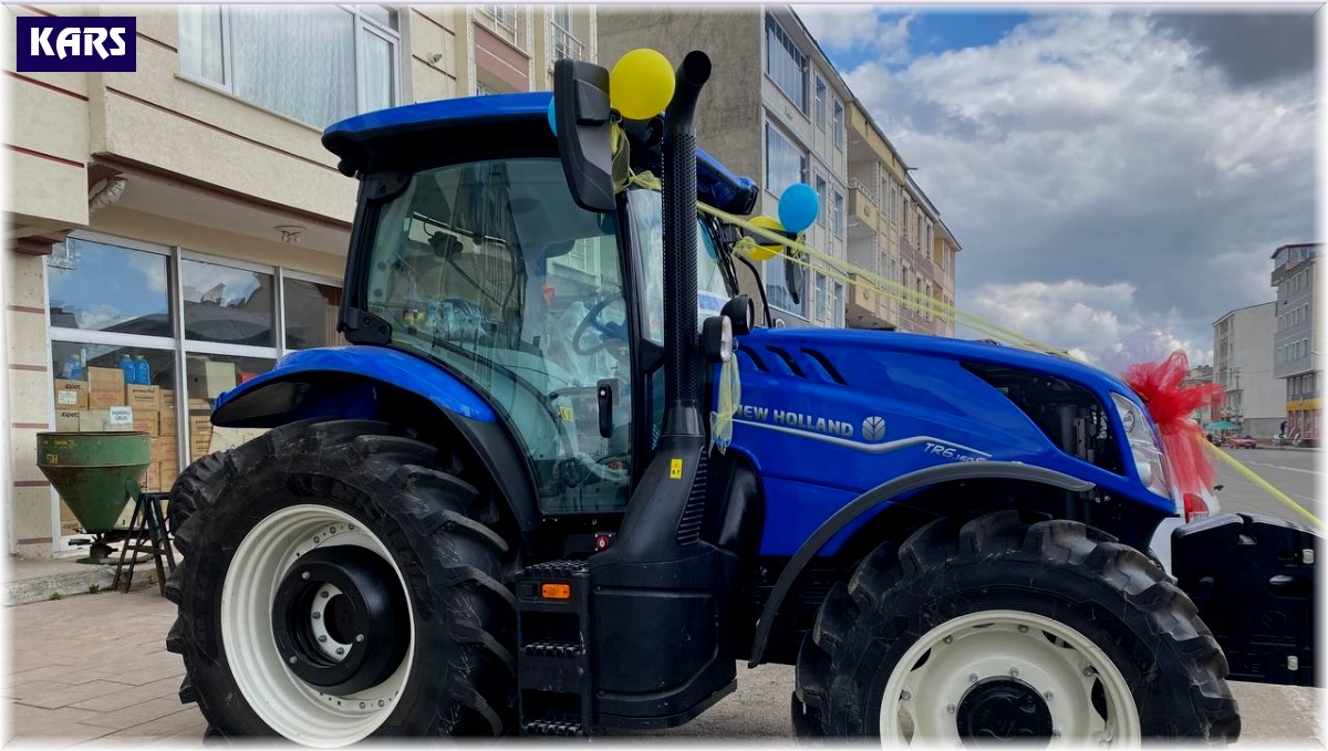 3 milyon liralık lüks traktöre yoğun ilgi, dev traktör görenleri şaşkına çevirdi